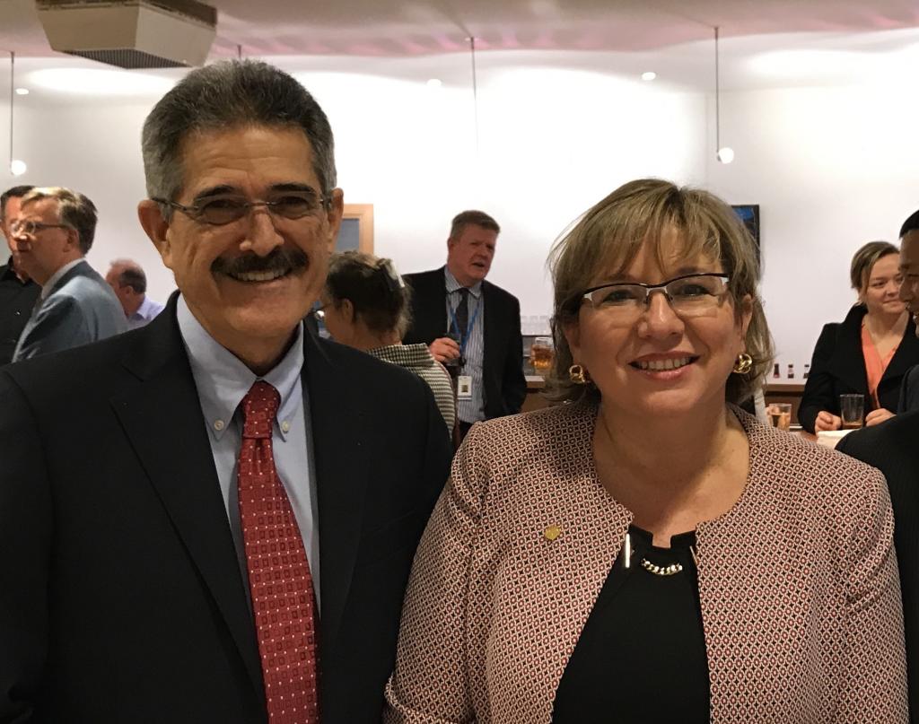 El Sr. Fermín Cuza, Presidente Internacional de WBO, junto a la Sra. Ana Hinojosa, Directora de Cumplimiento y Facilitación de la OMA.