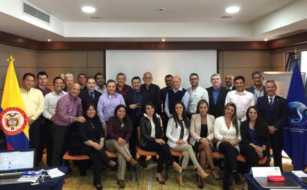 Grupo de personas capacitadas en los cursos de Auditores Internacionales BASC en Colombia