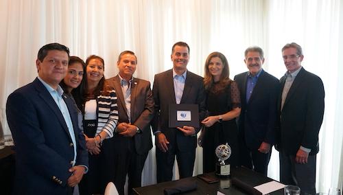 Miembros de la Junta Directiva, ejecutivos de WBO e invitados especiales, presentes en el homenaje del Comisionado Adjunto Robert E. Pérez. 