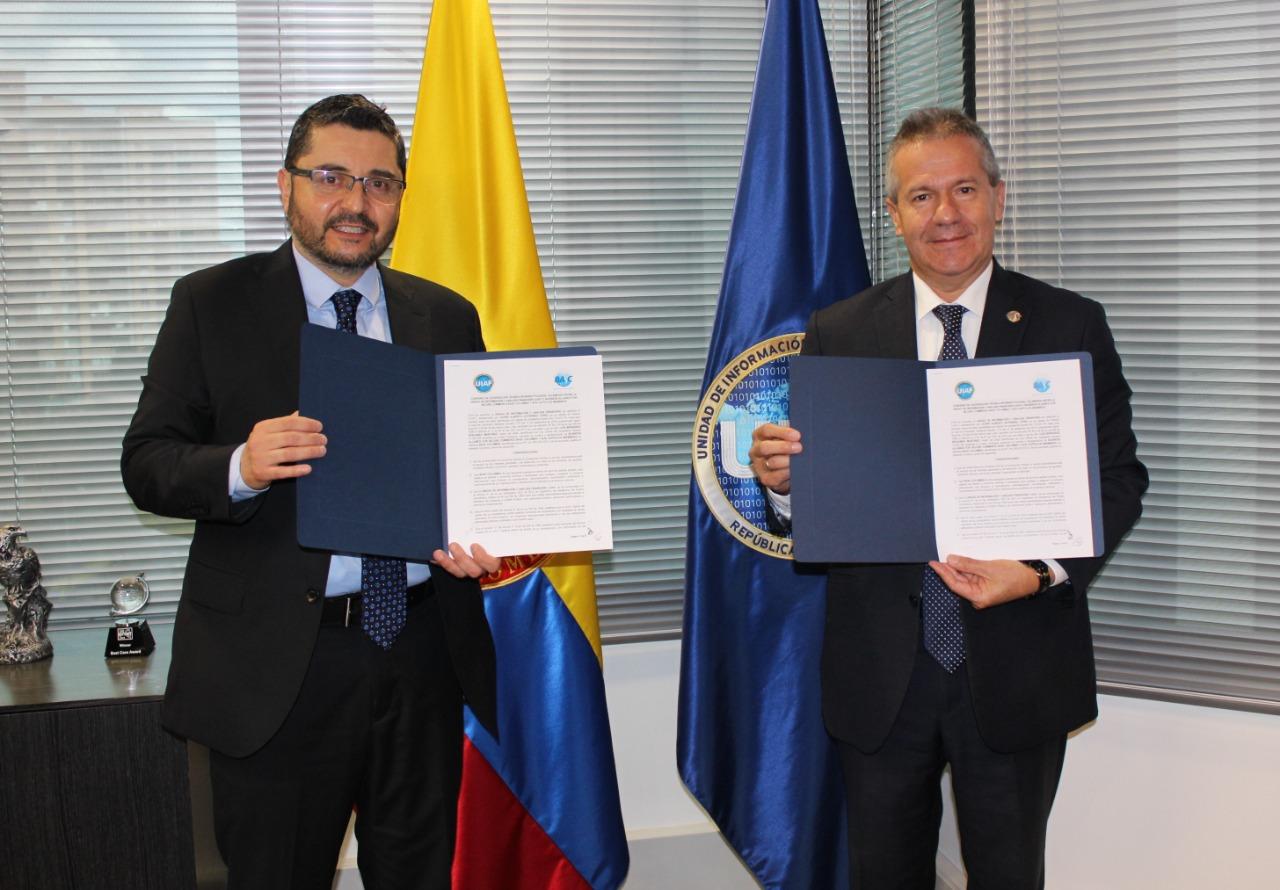 En la foto, los Sres. Javier Gutiérrez López, director de la UIAF y Luis Bernardo Benjumea, director ejecutivo de BASC Colombia, durante la ceremonia de firmas.