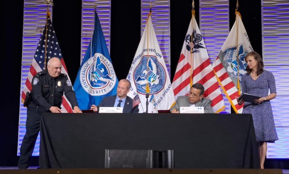 Momentos durante la firma del Acuerdo de Reconocimiento Mutuo (ARM) entre CBP y SAT