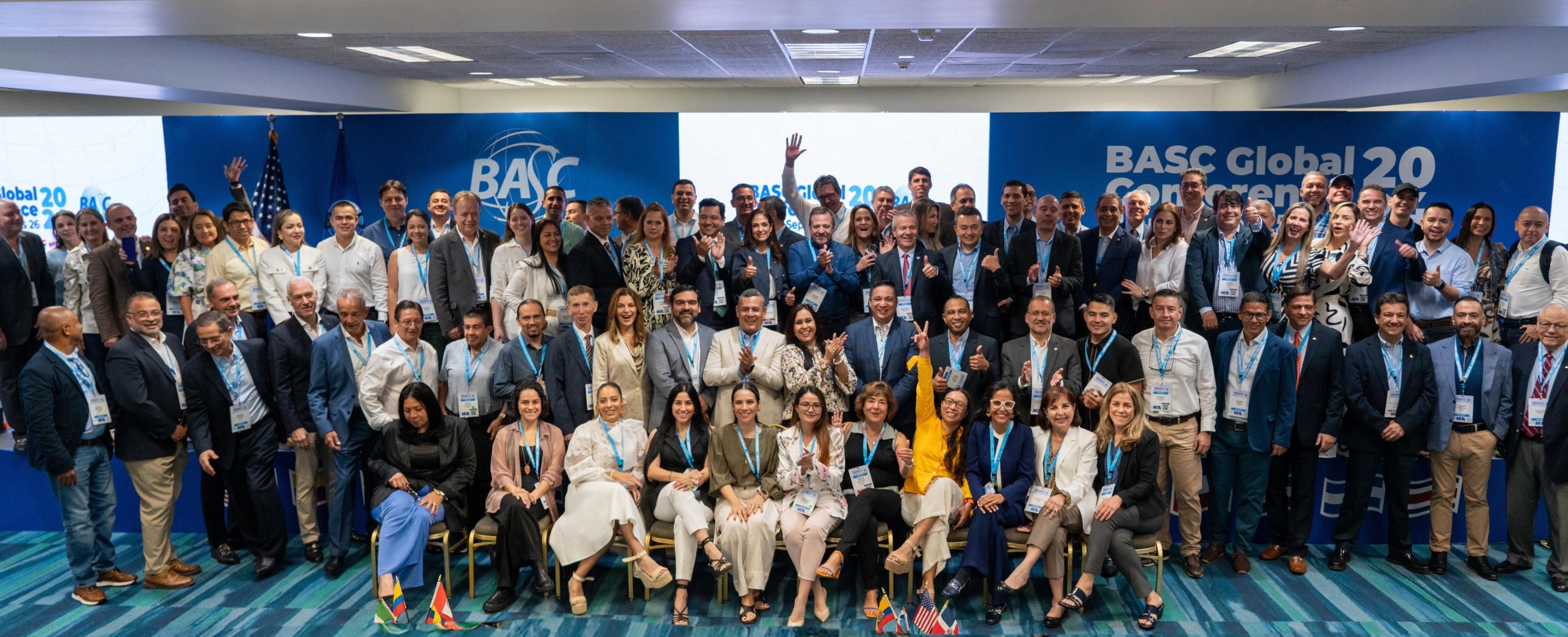 Delegación de BASC Colombia junto a representantes de empresas fundadoras y aquellas que han mantenido la certificación BASC por más de 20 años consecutivos, reconocidas durante el Congreso por su compromiso con la seguridad del comercio internacional.