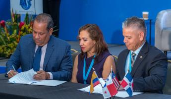 En la foto: Los Sres. Nelson Brens Castillo; Presidente de ASAPRA, Katya López; Vicepresidenta de la Región Andina – ASAPRA; y Erik Moncayo; Presidente Internacional de World BASC Organization, durante la firma del Memorando de Entendimiento (MOU) entre ambas organizaciones.