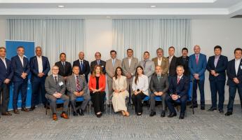 Standing, left to right: Mauricio Morales, Tomás Díaz, Armando Rivas, Raúl Villalobos, Oscar Andrade, Aldo Defilippi, Oscar Sánchez, Pedro Pablo Peña, Juan Ilich Pérez, Juan Ahumada, Juan David Osorio, Rubén Castillo, José Javier Ayala, José Manuel Solís, Walter López. Sentados, de izquierda a derecha: Luis Rellena, Emilio Aguiar, Mayra Hernández, Suzanne Lemaitre, María Isabel Chávez, Carlos Granados, Erik Moncayo. 